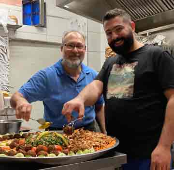 In unserem Laden in der Kölner Innenstadt bereiten wir eine Partyplatte zu - Habibi-Platte, orientalische Mezze für Deine Party
